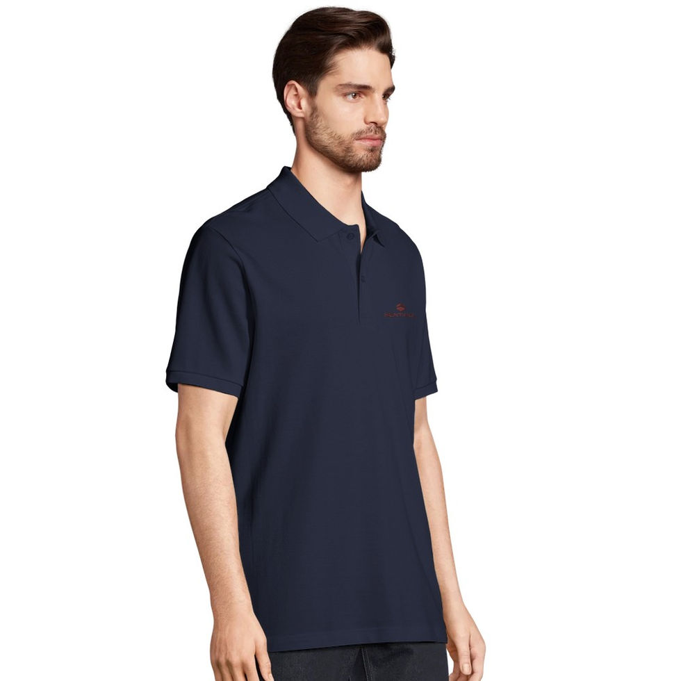 Homme qui sourit en Polo Bleu fonce avec Logo SENTINEL, cote droit