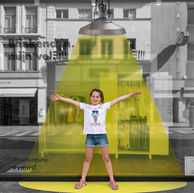 Cool tienermeisje in de Ooststraat winkelstraat te Roeselare