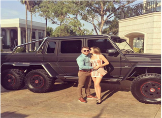 Canelo Álvarez se deja ver en su millonaria camioneta