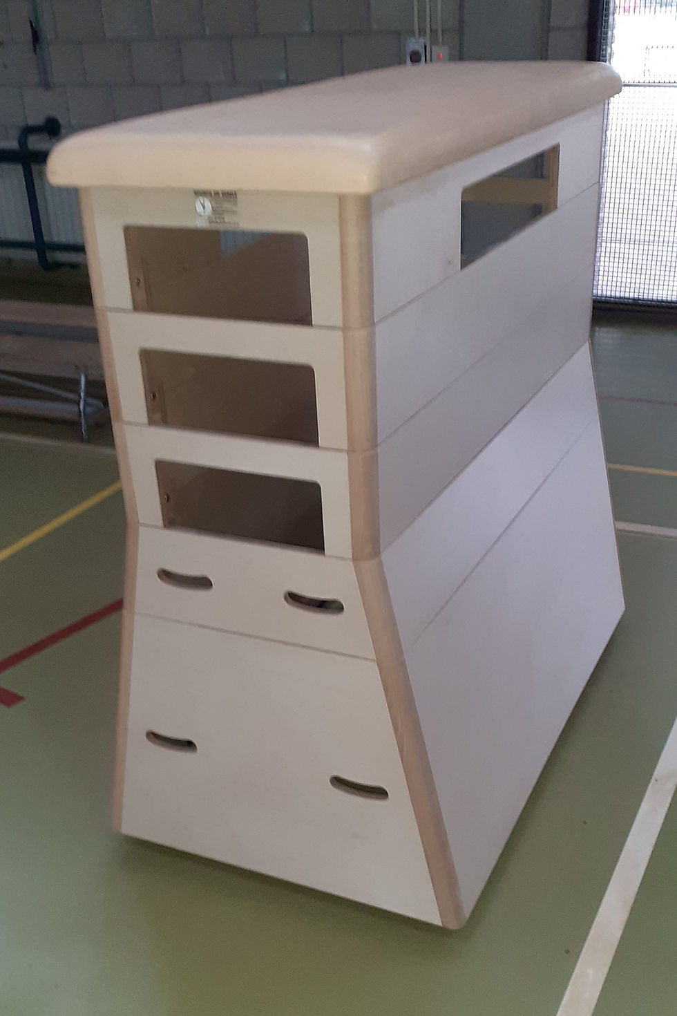 Miniaturbild: Sockelleiste Double Delta 7-teilige Pyramidenbasis mit gerader Oberseite und Lederbezug