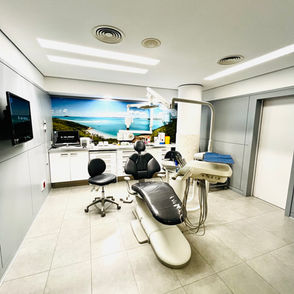 Gabinete dental moderno y luminoso de la clínica DentalMAR en Arenys de Mar, con sillón odontológico ergonómico y equipamiento de última generación en un ambiente acogedor y profesional.