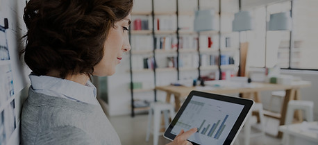 Mulher Verificação de Dados sobre Tablet