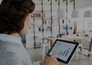 Kvinnen sjekke data på Tablet