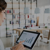 Mujer comprobación de datos en la tablet