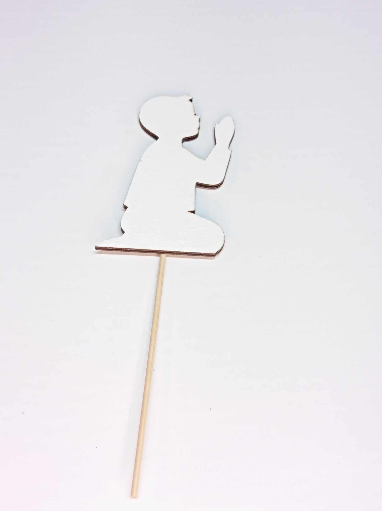 Zápich drevený silueta kľačiaceho chlapca biely