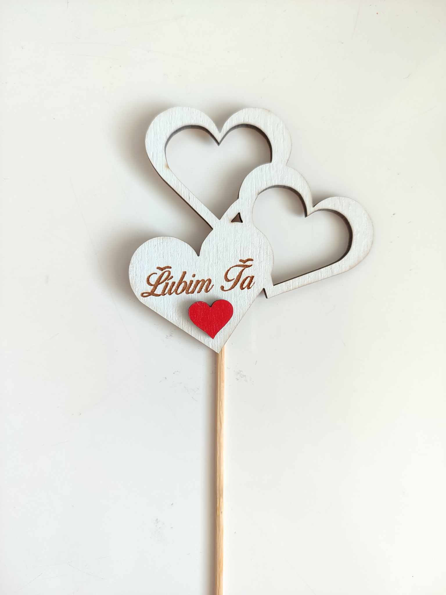 Zápich drevený Ľúbim ťa 3 srdcia biely