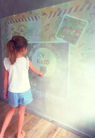 Mur de jeu interactif Kylii Kids dans la salle d'attente du Centre Genève Ophtalmologie.
