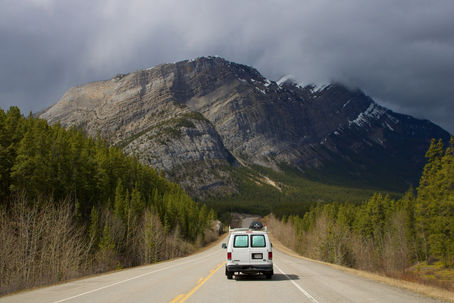 En empruntant la route 93 et ​​en admirant un paysage magnifique et une montagne imposante lors d'un voyage en voiture de Banff à Jasper