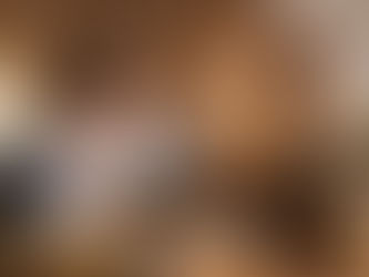 au pair brincando de desenhar com criança na sala da casa