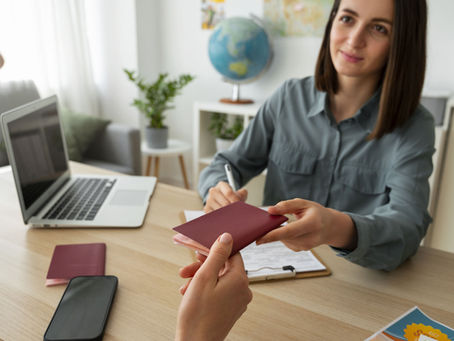 mulher entregando passaporte e visto de au pair para outra pessoa