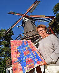 Heidi Neff vor der Bergedorfer Mühle