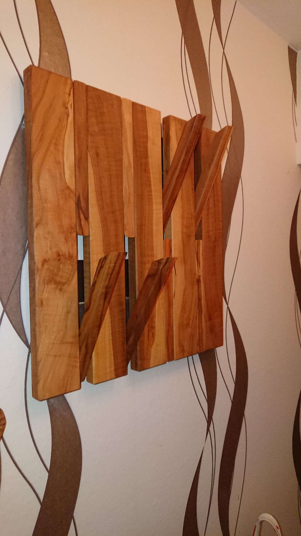Wandgarderobe_Apfel_massiv_geoelt_Holz-Klapphaken (1)
