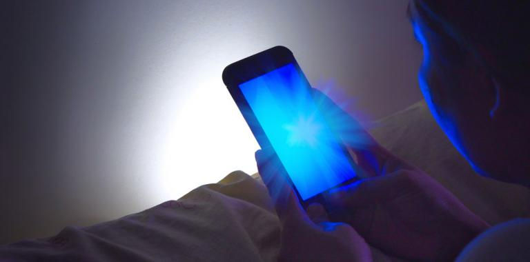 La exposición a luz azul por la noche causa depresión en ratones