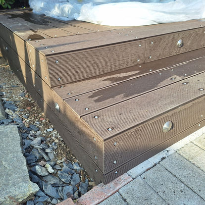 Decking in WPC pieno su struttura in alluminio assemblato con viti flangiate autoforanti a testa esagonale