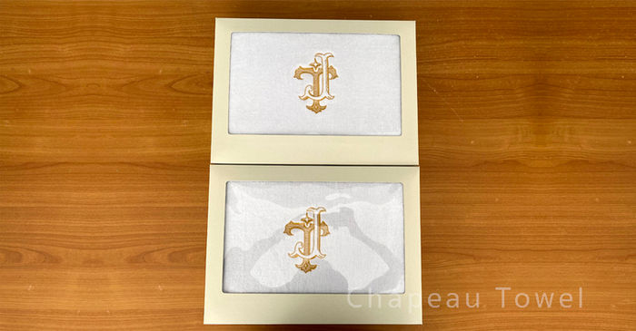 ผ้าเช็ดตัวสีขาวปักไหมสีเหลืองทอง