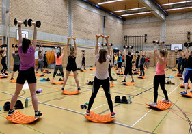 Group Fitness Stage fibo2023 Balance Pump T-BOW unstable with dumbbells ASVZ Switzerland.j