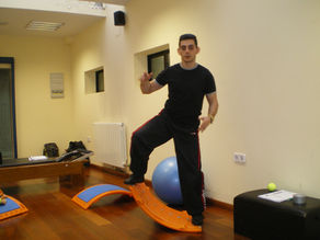 Benefits of swinging on T-BOW® in a chronic knee injury, regarding a case