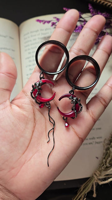 Miniaturbild: Blood Moon Tassel Asymmetrical Screw Back Steel Tunnels (2g- 2")