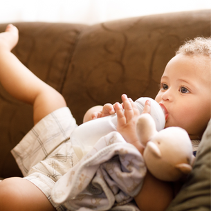Le lait de croissance ou lait de vache, comment choisir le bon ?