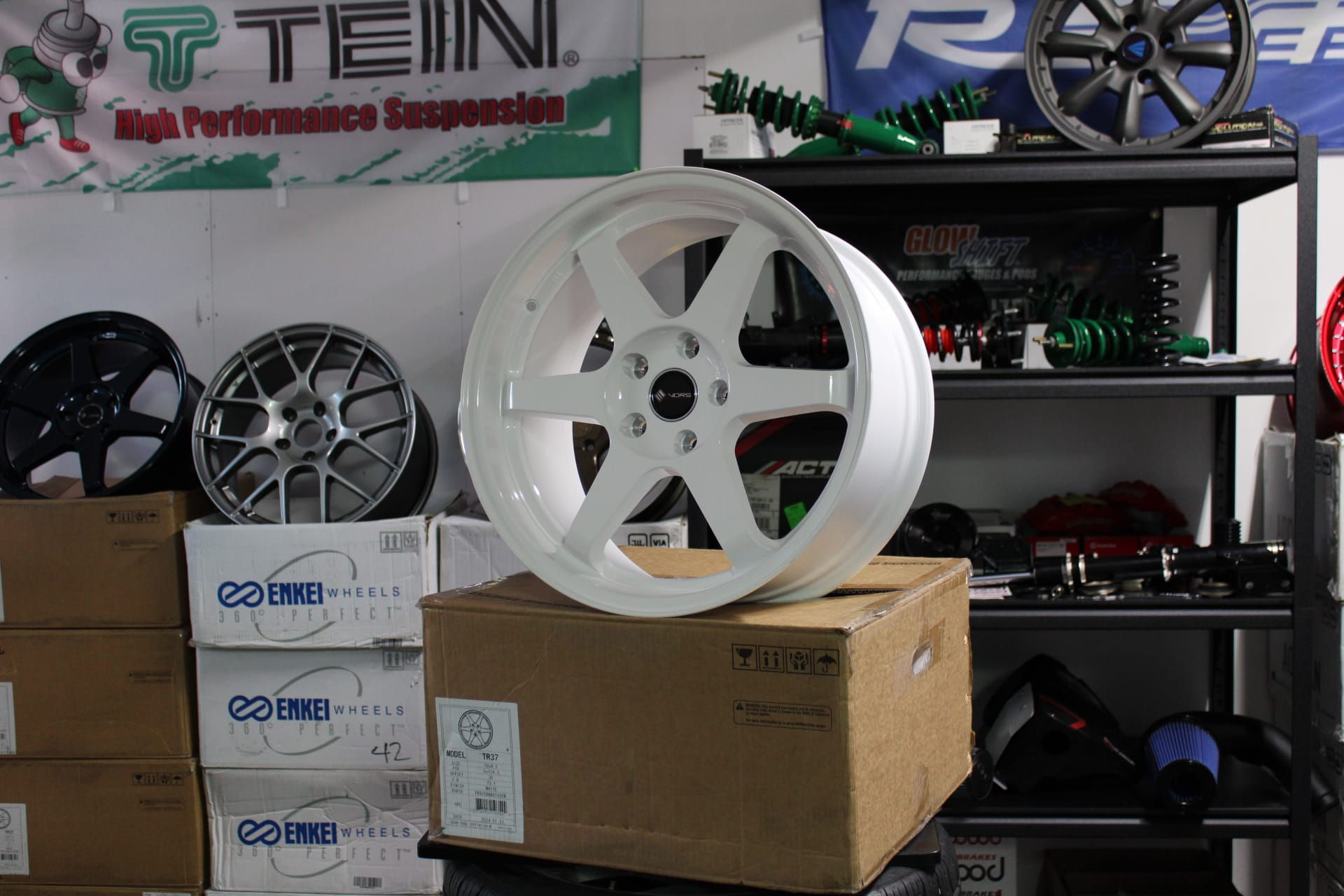 Vors TR37 18x8.5 5x114.3 35mm Gloss White (Set 4)