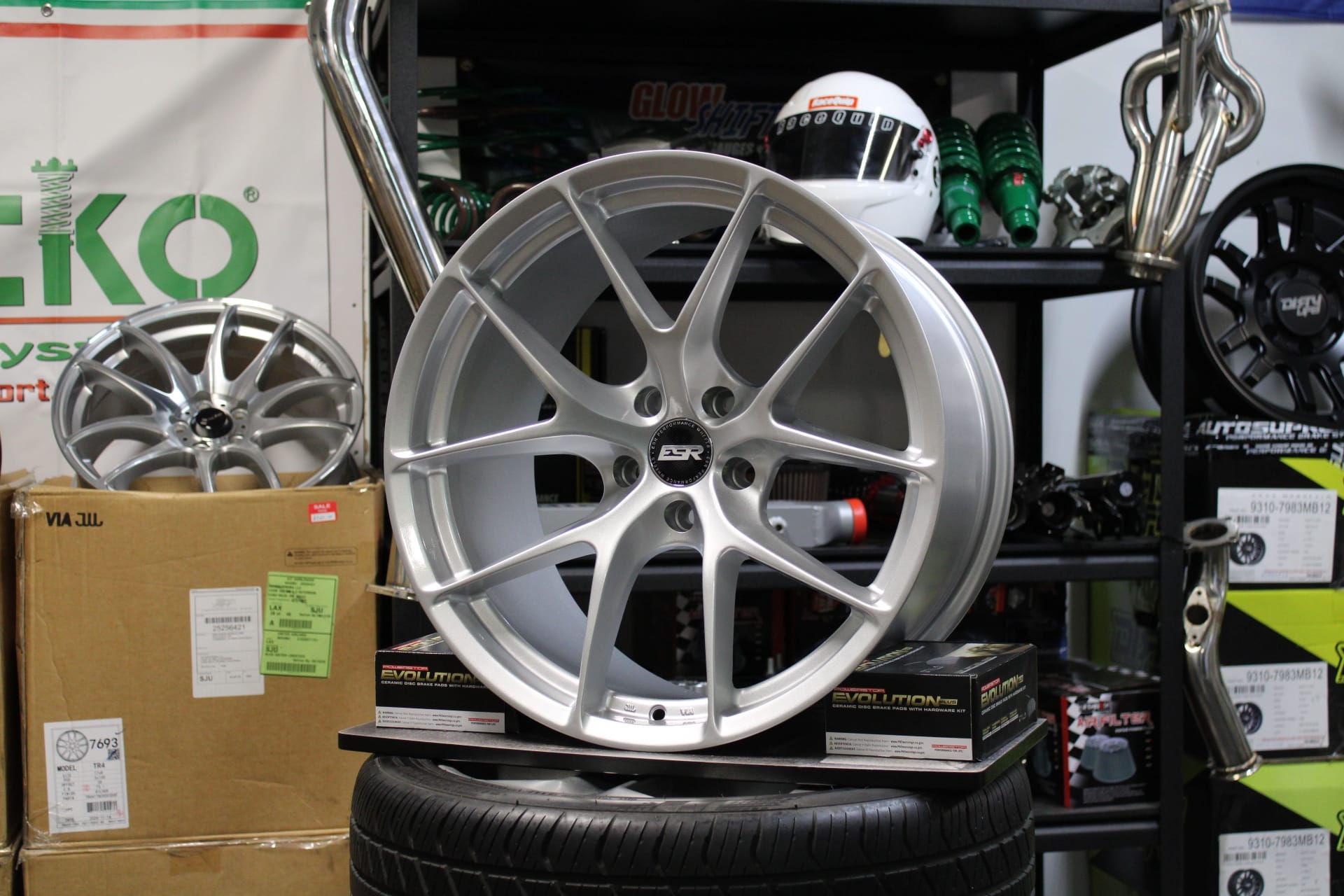 ESR RF2 19x9.5 5x114.3 22mm / 19x10.5 5x114.3 22mm Hyper Silver (Set 4)
