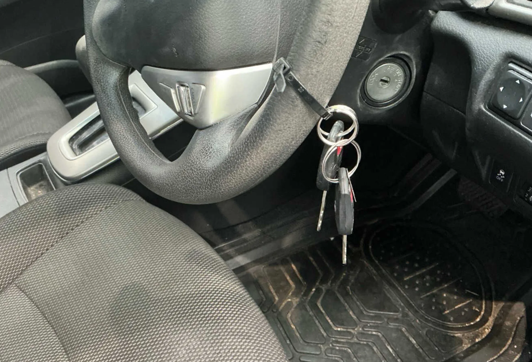 2015 Nissan Pulsar C12 ST donor photo 10 - Steering Wheel Rim