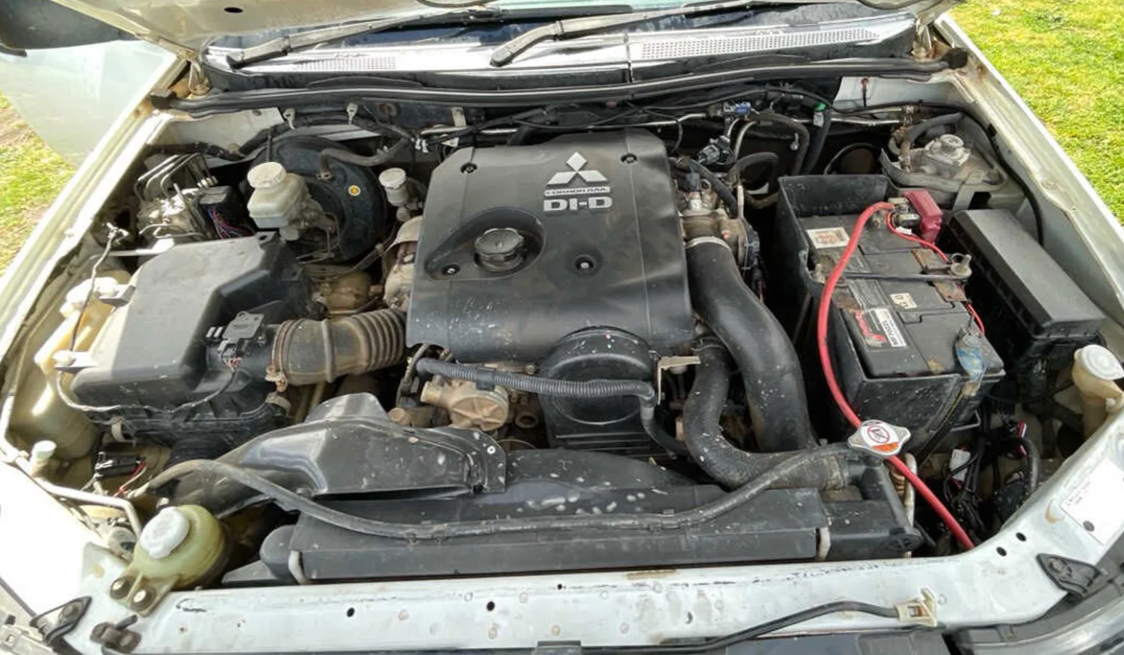 2014 Triton MN white donor - Engine Cover 4D56 DI-D - photo 1