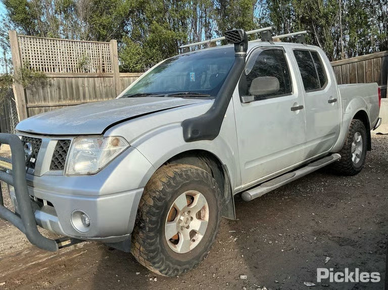 2005-2015 Nissan Navara D40 Driver Front Seat Black Cloth donor vehicle photo 2