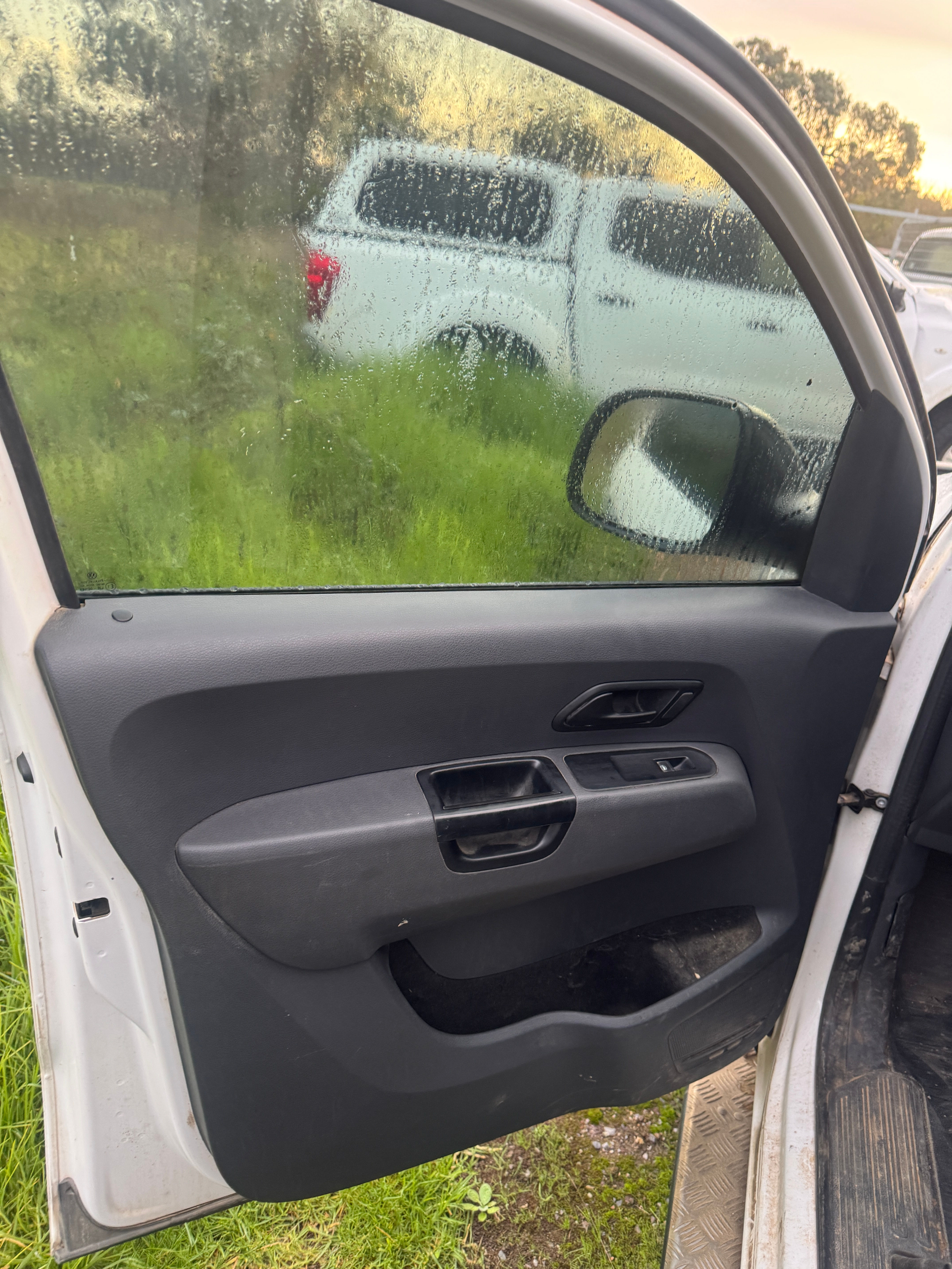 2011-2016 VOLKSWAGEN AMAROK LEFT FRONT DOOR TRIM / DOOR CARD
