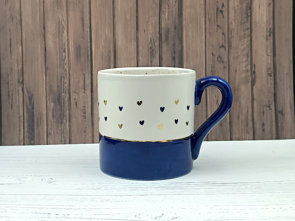 Mug droit en faïence "Petits coeurs"