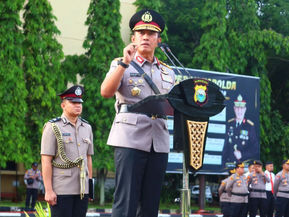 Kapolda Sulsel Beri Penghargaan Kepada 137 Personel Berprestasi Dan 10 Personel Dihukum PTDH