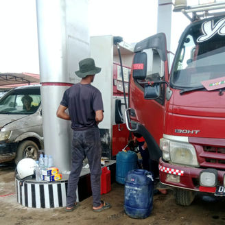 Diduga Utamakan Jerigen Saat Pengisian BBM,SPBU Desa Puncak indah Jln Poros Malili Sorowako 74.929.02.Membuat Antrean Panjang