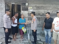 Kapolsek Medang Deras Dan Personil Polsek Medang Deras Memberikan Bantuan Sembako Kepada Masarakat Kurang Mampu