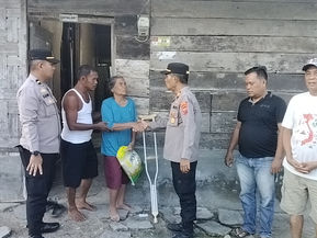 Kapolsek Medang Deras Dan Personil Polsek Medang Deras Memberikan Bantuan Sembako Kepada Masarakat Kurang Mampu