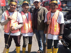 Ketua DPP LSM Gempa Indonesia Kecam Penggunaan Songkok Recca oleh Petugas Kebersihan di Makassar