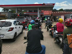 Antrean BBM di SPBU Kendari Makin Meluas, Warga Pertanyakan Aturan Pengisian Pertalite untuk Motor “Tander”