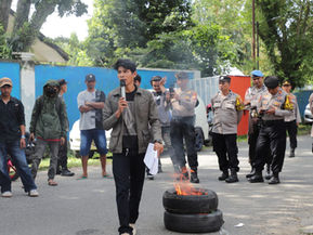 Ratusan Massa FOKAL Luwu Raya Kepung Pengadilan Negeri Palopo, Putusan Ditunda Dua Pekan
Palopo