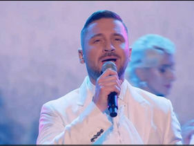 Сергей Лазарев поет песню «Седая ночь» на армянском языке.