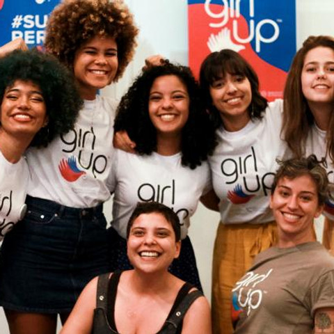 Meninas membros do Girl Up Global juntas
