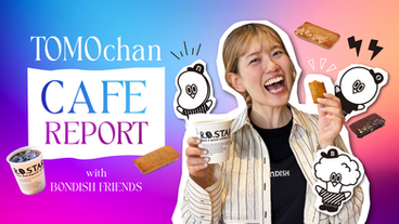 グラデ背景。笑顔の女性がR。O.STARのコーヒーとフィナンシェを持ち、「TOMOchan CAFE REPORT with BONDISH FRIENDS」の文字とボンディッシュフレンズが周りを囲んでいる。