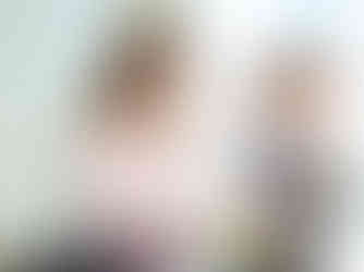 彩り豊かなランチを社員食堂で食べる女性