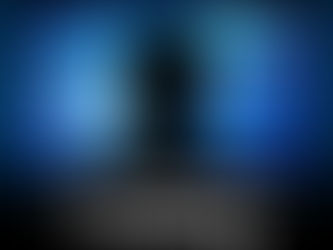 Menschliche schwarze Oberkörpersilhouette schaut hypnotisiert auf einen flimmernden Bildschirm mit Algrithmus