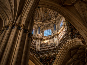 Erhabene Bögen und Ornamente der Neuen Kathedrale von Salamanca, Spanien, symbolisieren die verlorene Baukunst vergangener Zivilisationen, deren Geheimnisse und Wurzeln in diesem Artikel hinterfragt werden