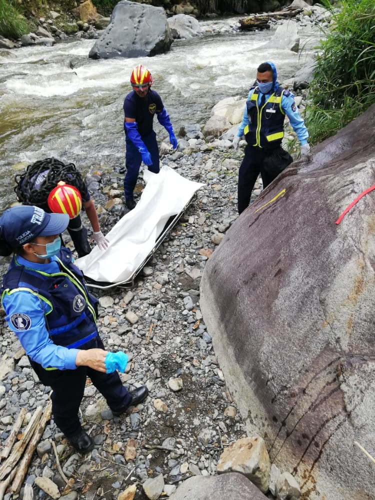 Labores de extracción del cuerpo del río San Juan