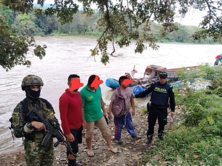 Cuatro capturados y tres dragas inutilizadas en operativo contra minería ilegal en el Puente Iglesias, Fredonia
