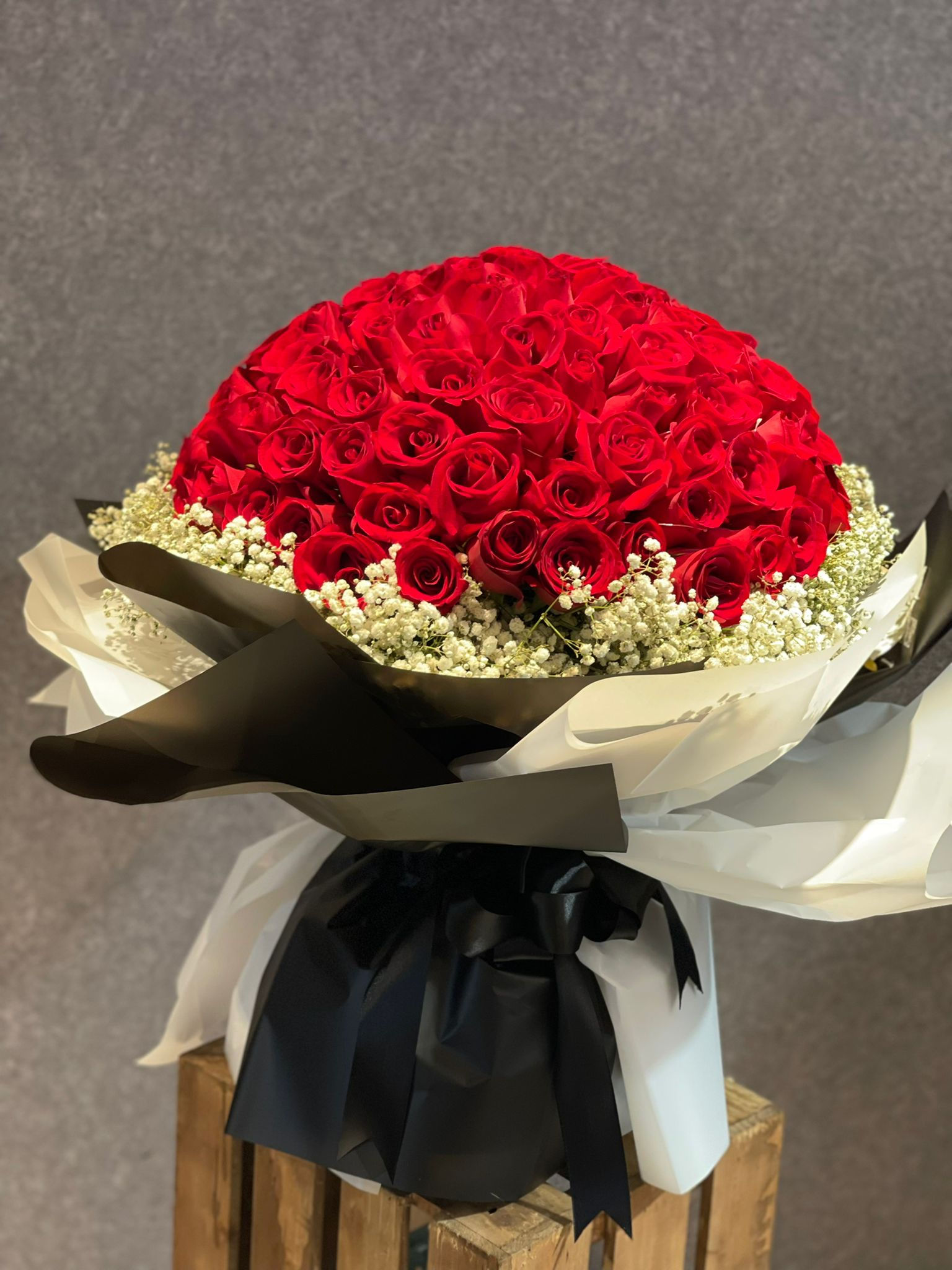  99/108 紅玫瑰滿天星花束（黑白色花紙） Rose Bouquet 