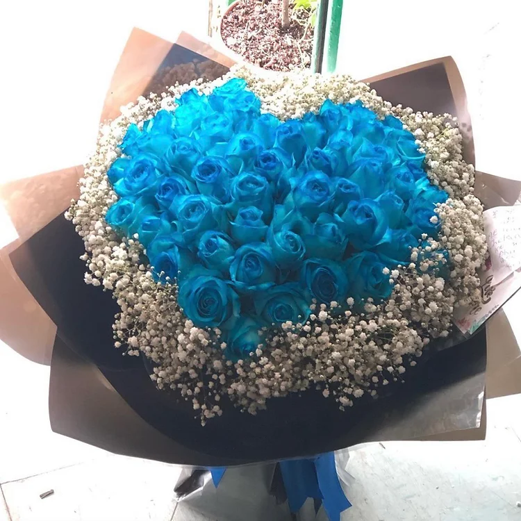 blue rose bouquet