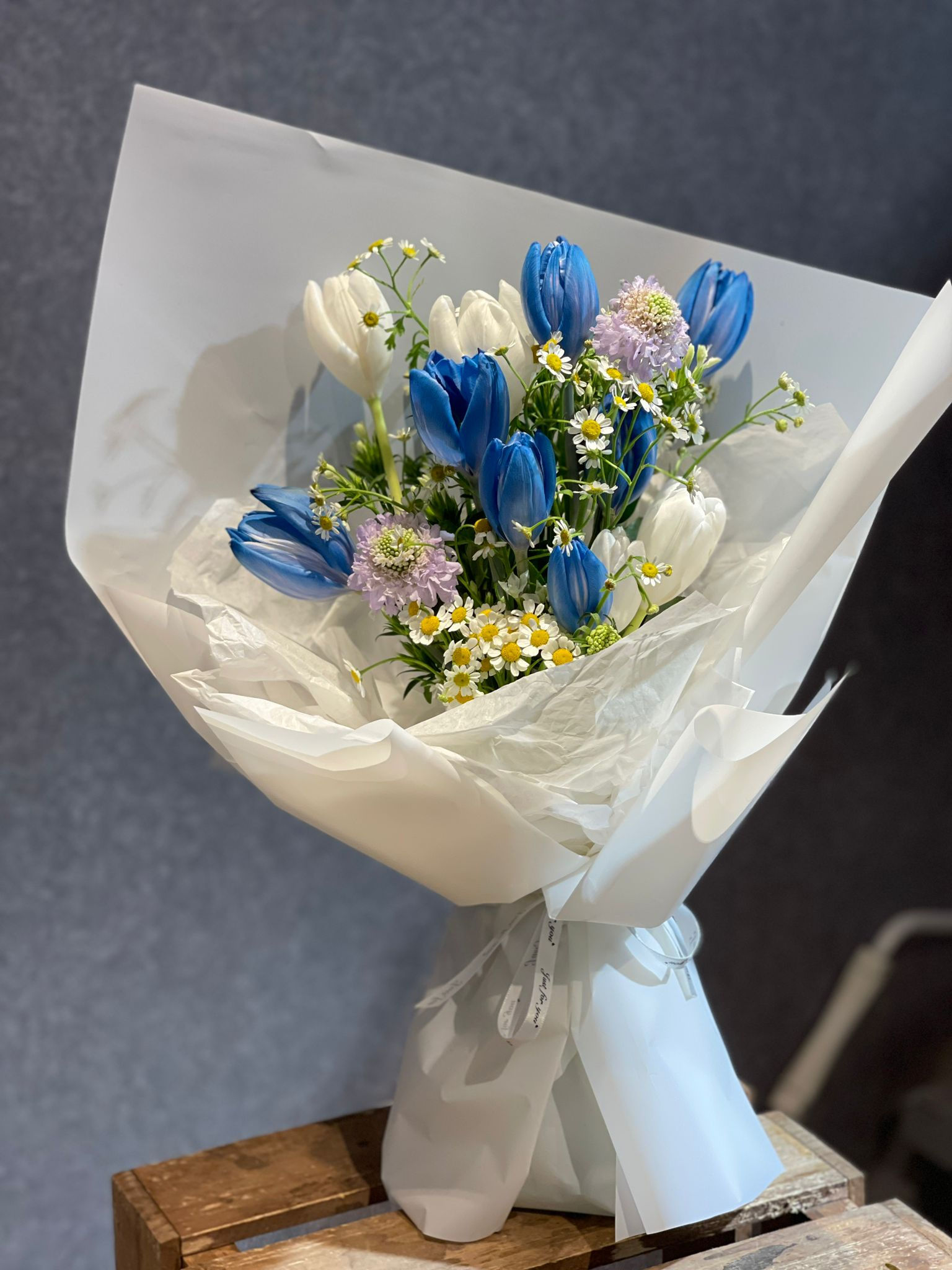 11枝藍色加白色鬱金香花束 Tulip bouquet WHBUTU11（SP）