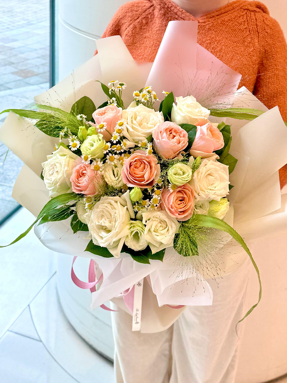 縮圖：Katherine玫瑰白玫瑰花束(請先預訂） Katherine and White Rose Bouquet BQ-WHKRRE12