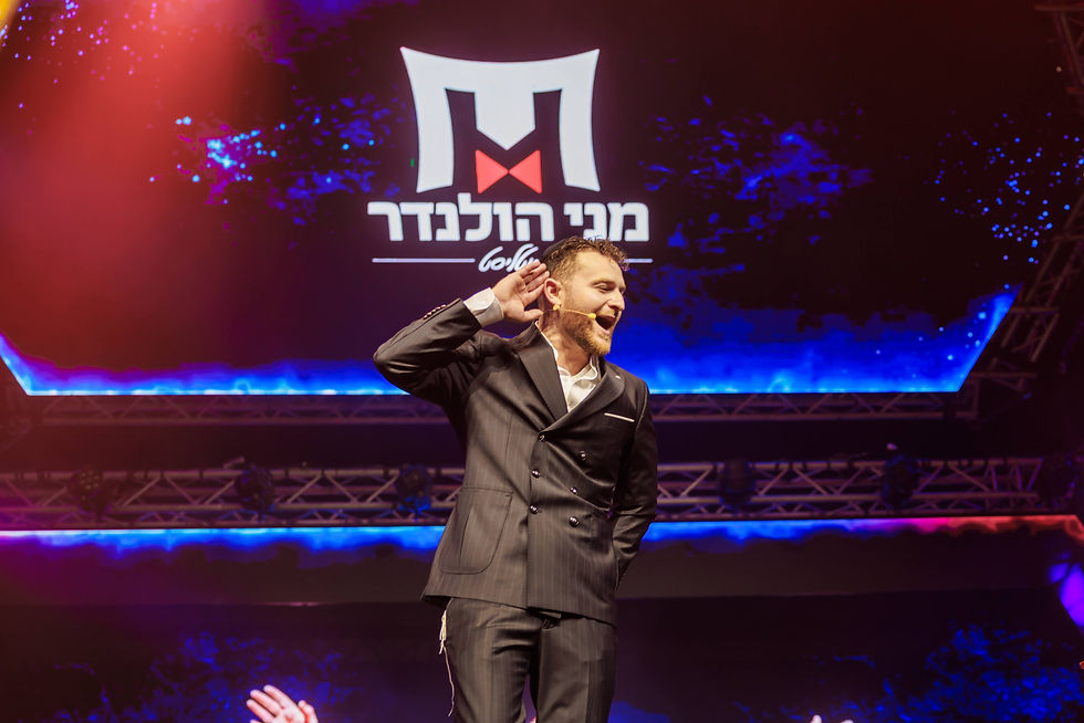 מני הולנדר במופע על חושי